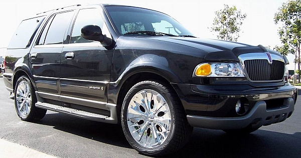 22 in. Xon Concepts Zeus on 2004 Lincoln Navigator