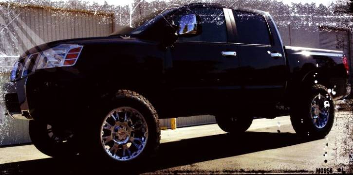 Moto Metal MO956 chrome wheels on Nissan Titan